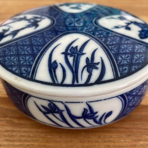 Japan Takahashi Round Trinket Box approx 4” x 1 1/4” no chips - Picture 4 of 7